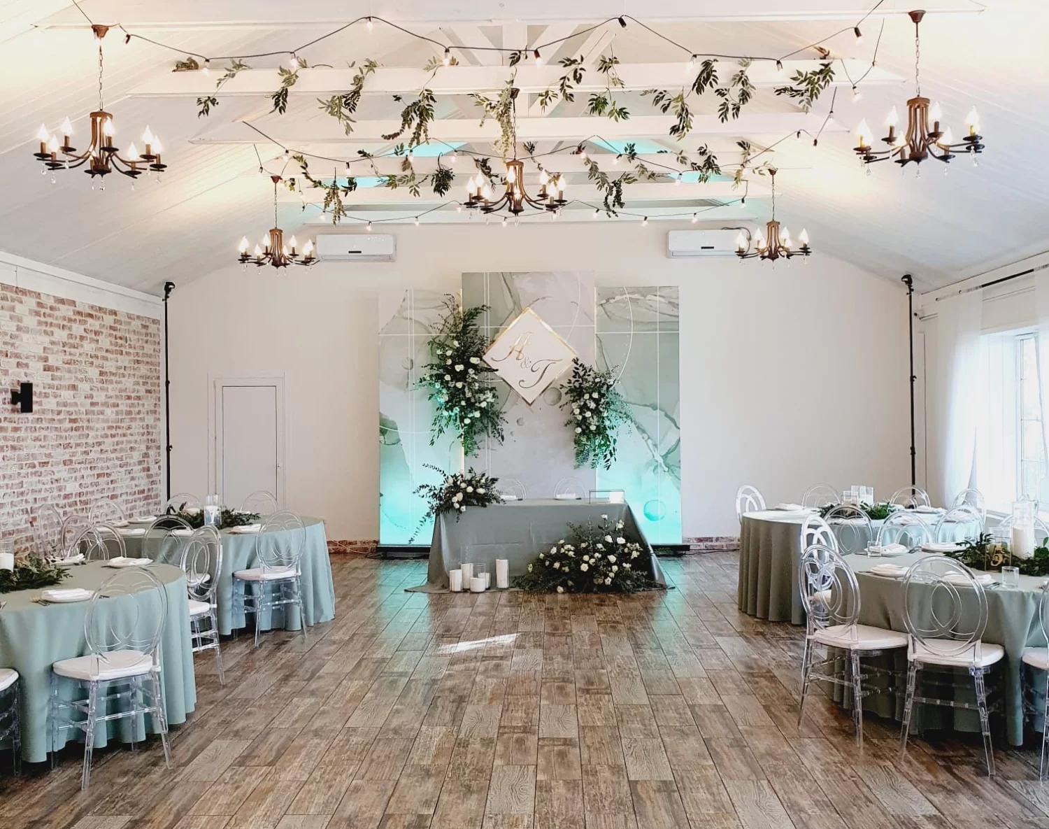 Фото интерьера ресторана "Усадьба Подгорье", декорированного под тематическую свадьбу в нежных голубых тонах 