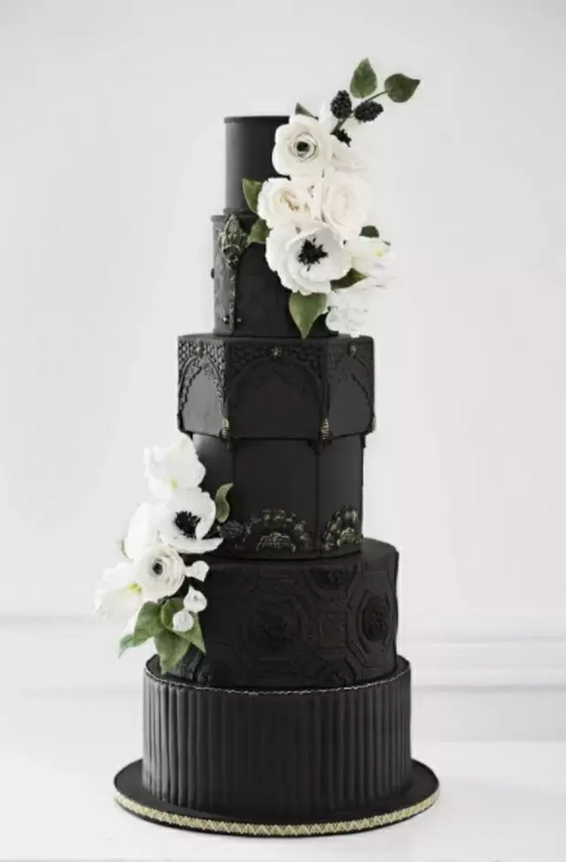 Фото свадебного торта черного цвета с белыми цветами.