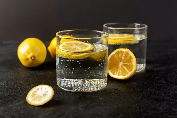 Стакан с лимоном и водой