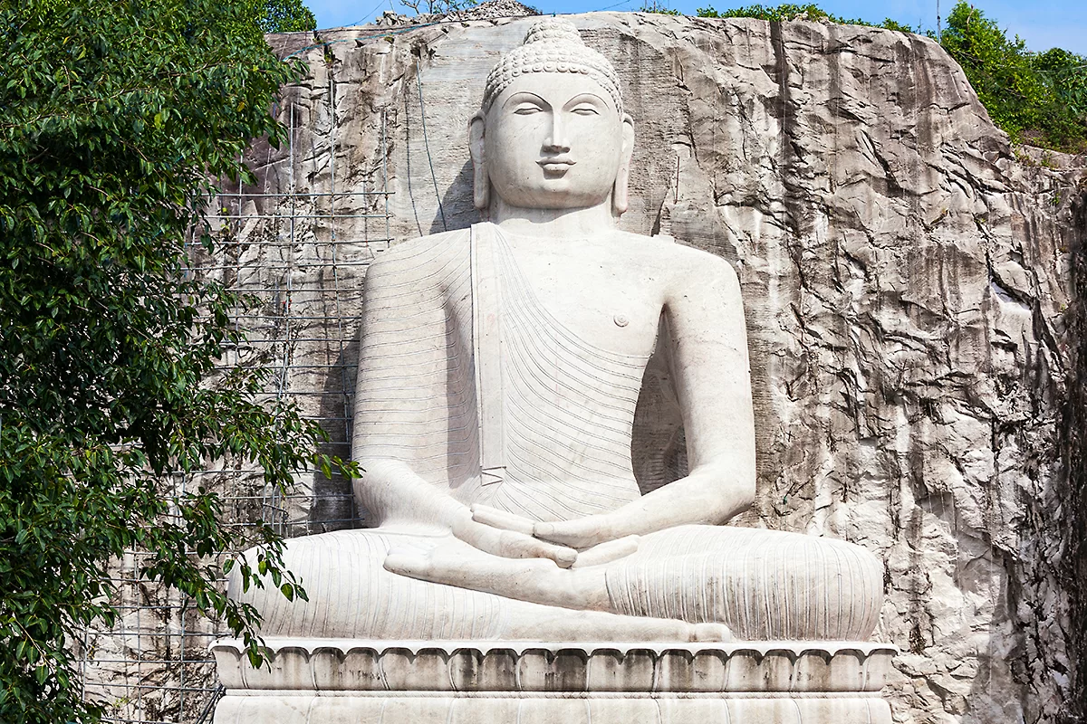samadhi-buddha-statue-at-the-rambadagalla-viharaya-temple-near-kurunegala-in-sri-lanka.jpg