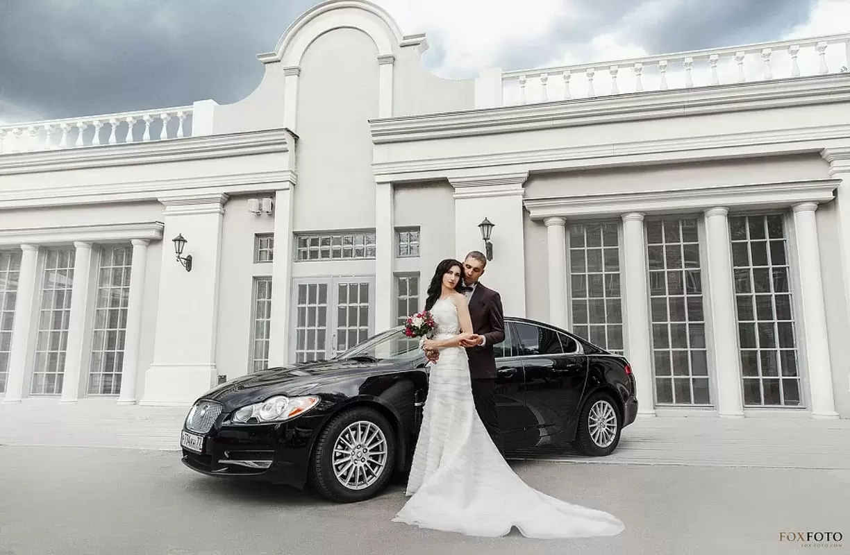 Фото. Невеста с женихом около автомобиля. Фотограф Татьяна Олейникова