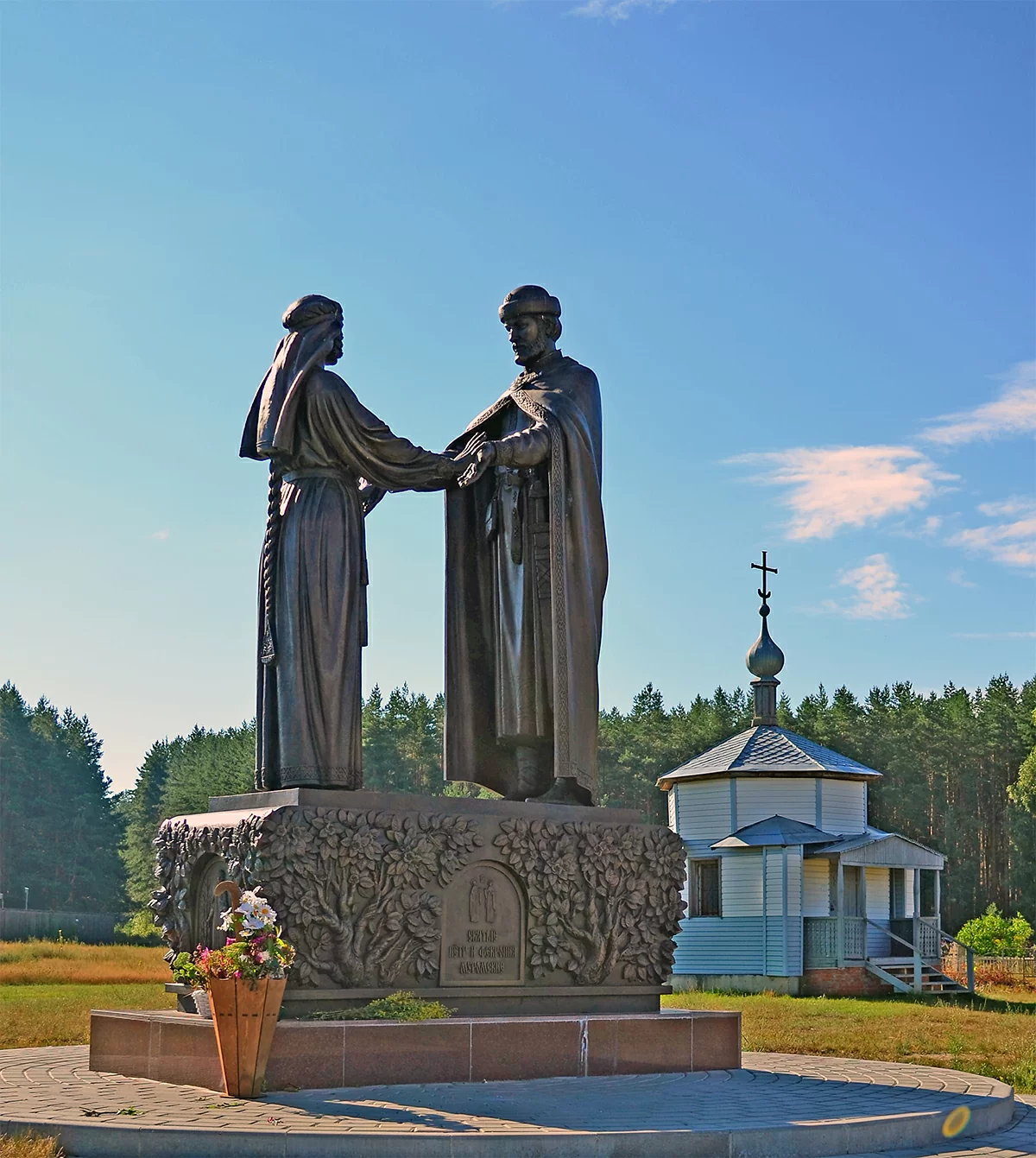 Памятник-Петру-и-Февронии-в-селе-Ласково-Рязанской-области-Максим-Шанин.jpg