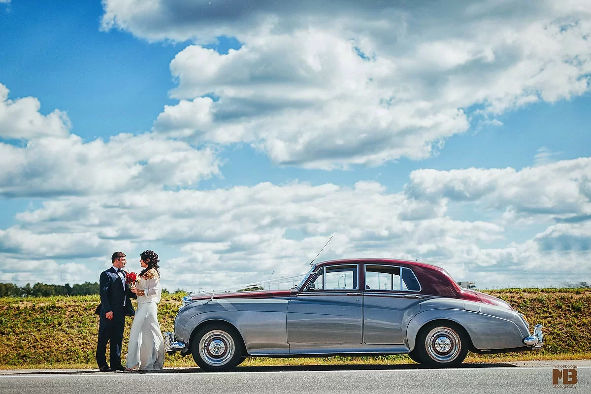Фото. Невеста с женихом около ретро автомобиля на шоссе. Фотограф Михаил Балога