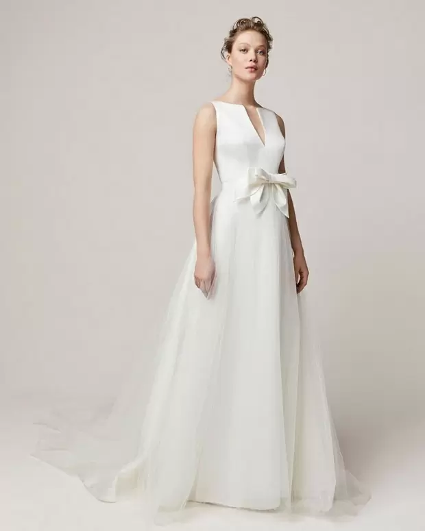 Невеста в белом элегантном платье, которое можно одевать после свадьбы