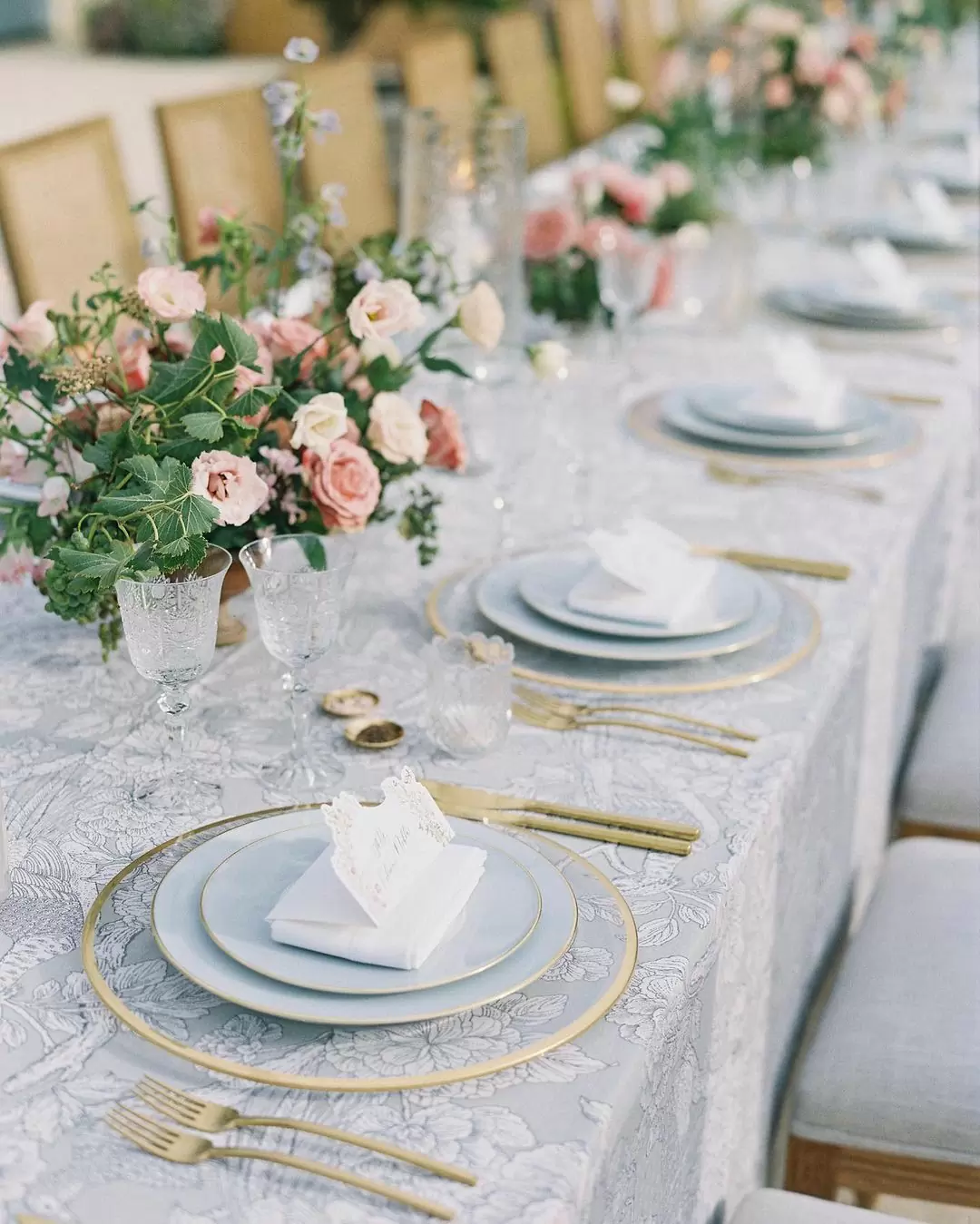 Четыре идеи как украсить свадебный стол