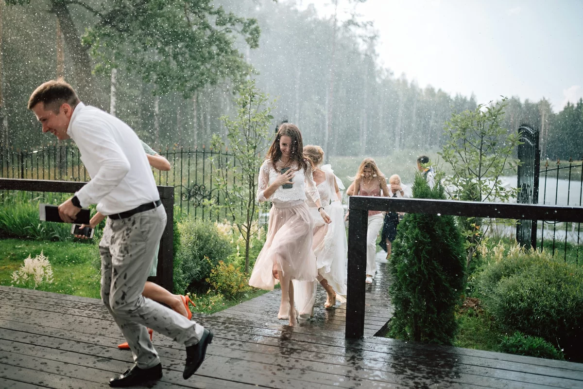 Дождь-на-свадьбе.jpg