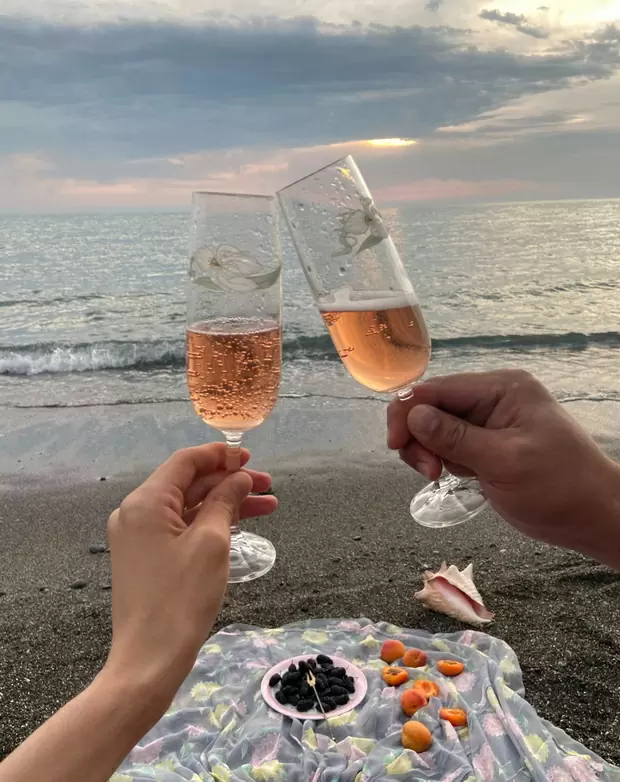 2 бокала поднимаем с шампанским за первую встречу у моря.
