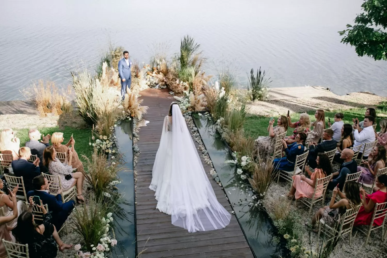 Фото свадебной церемонии на берегу озера Сенешаль