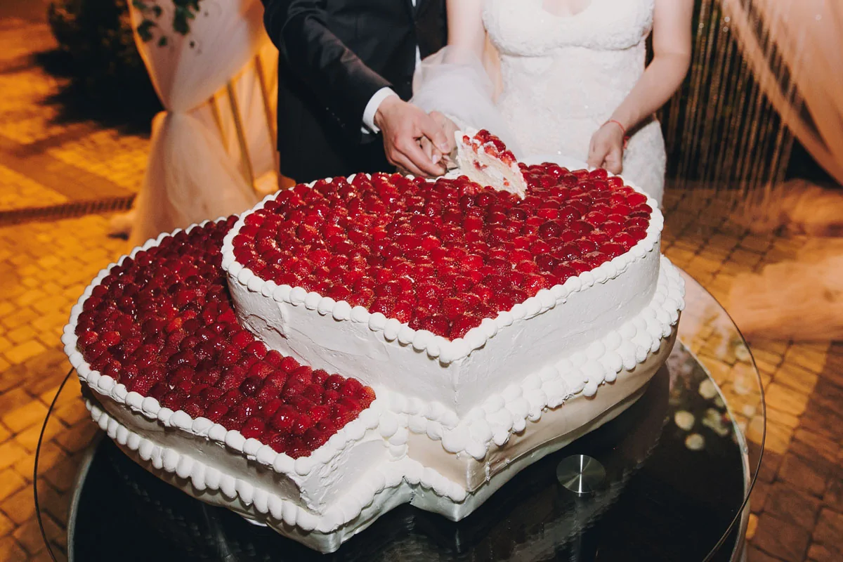 свадебный-торт-с-ягодами.jpg