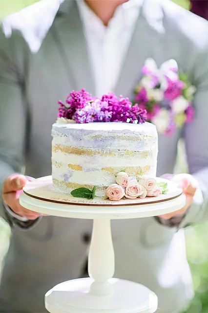 Кто собирается на свадьбу дольше, чем невеста? Свадебный торт!
