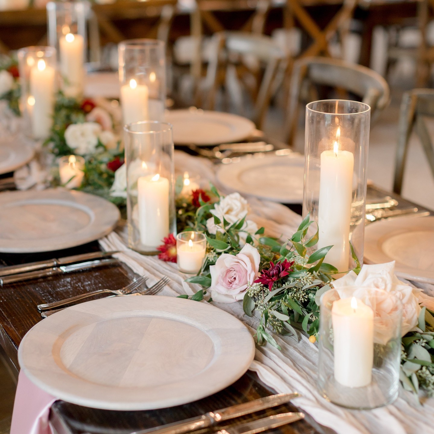 Фото. Сервировка свадебного стола с использованием свечей