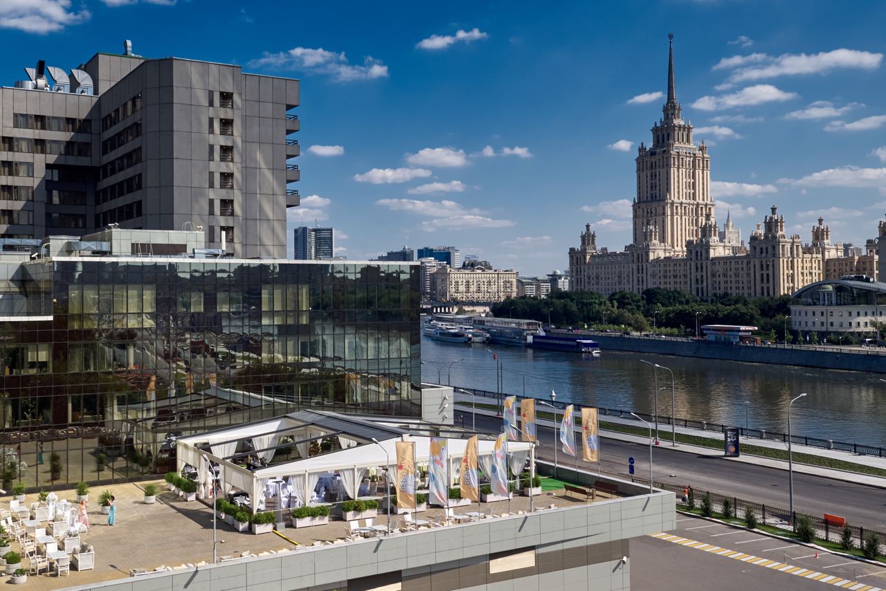 Wtc moscow. ЦМТ Москва Краснопресненская набережная 12. Центр международной торговли на Краснопресненской набережной. Летняя веранда ЦМТ Краснопресненская. Москва, Краснопресненская наб., 12, центр международной торговли (ЦМТ)..