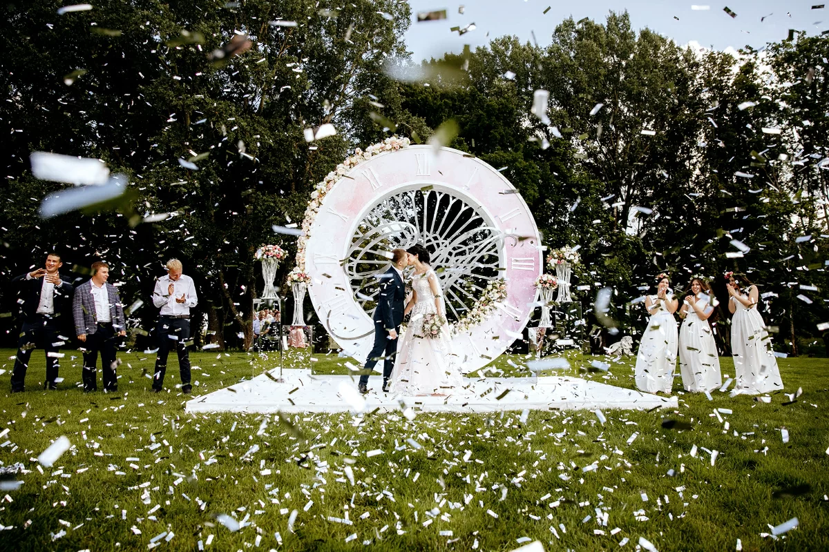 Невеста и жених около свадебной арки