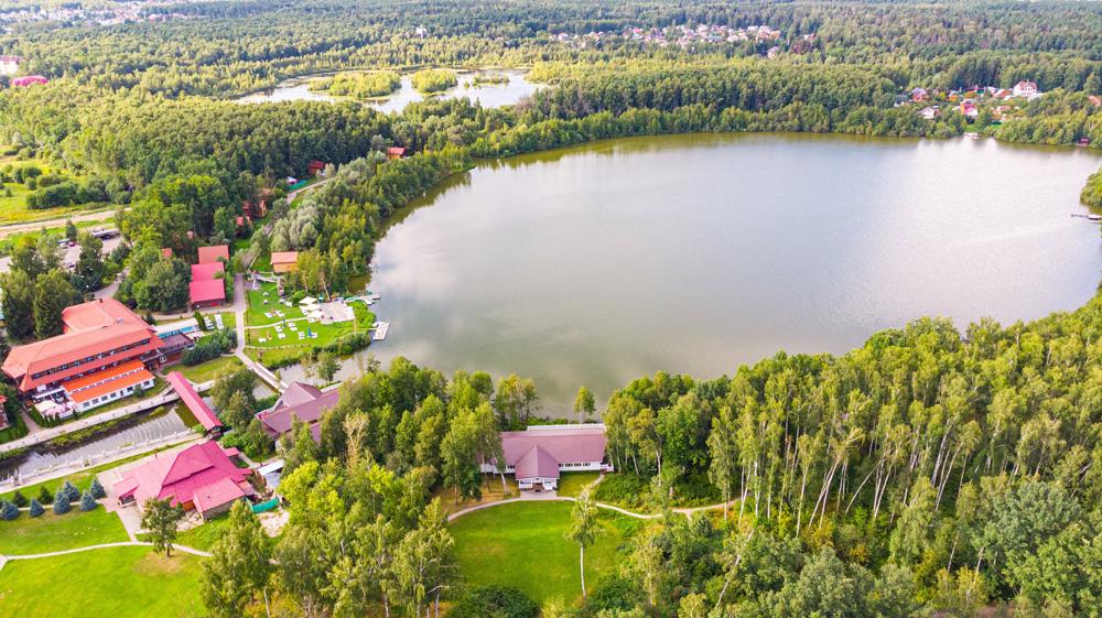Часть медвежьи озера. Медвежьи озера парк отель. Медвежьи озера парк отель развлечения. Медвежьи озёра Московская область. Отель с озером в Подмосковье.