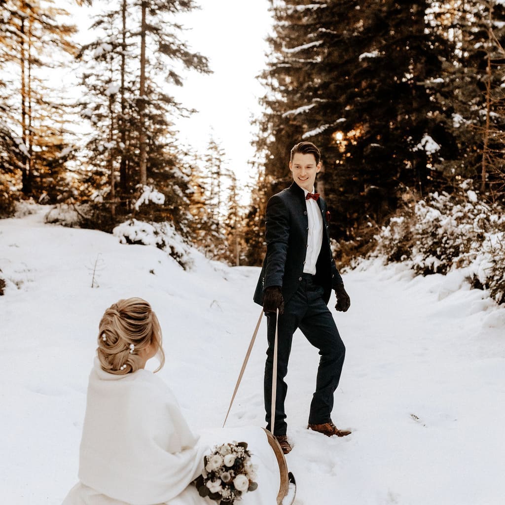 Зимняя свадебная фотосессия в лесу на санках