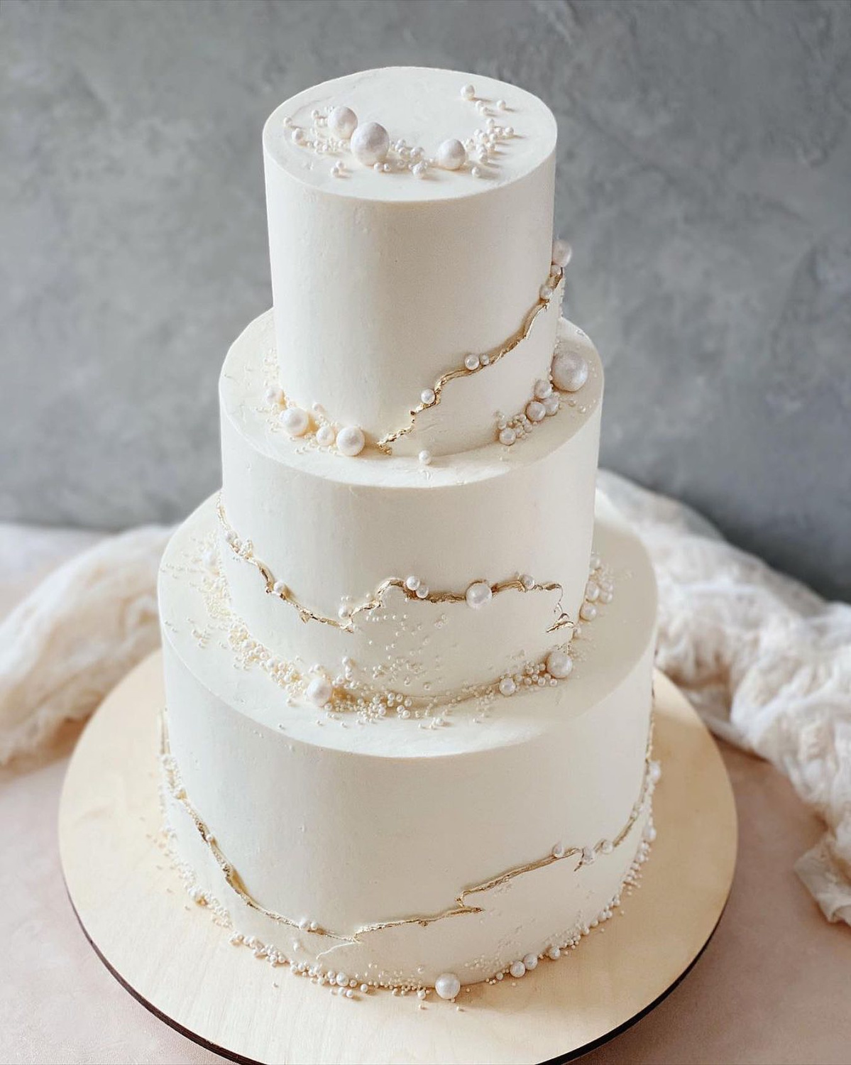 Картинка. Белый свадебный торт с нежными жемчужинами