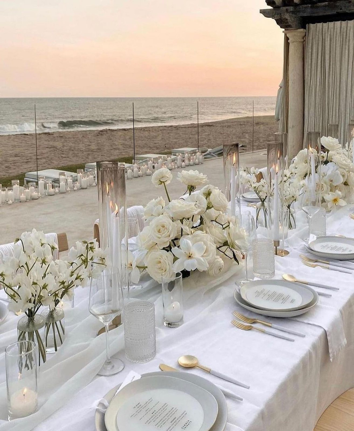Фото ресторана для свадьбы с видом на море.