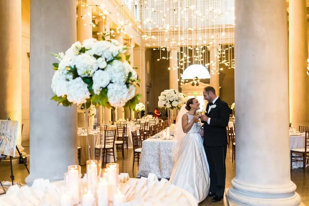 Фото жениха и невесты в красивом свадебном зале с колоннами.