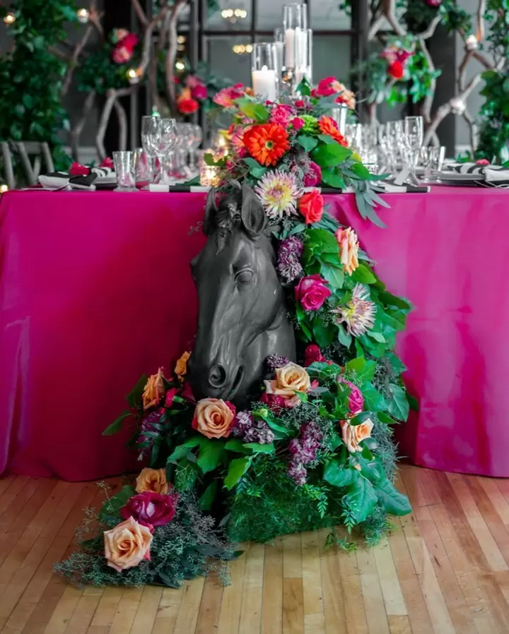 Пример декора свадебного стола в цвете 2022 года яркая фуксия Намёк (Innuendo)