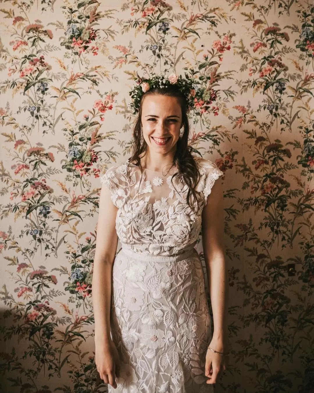 Невеста одета в свадебное платье в стиле Farm chic