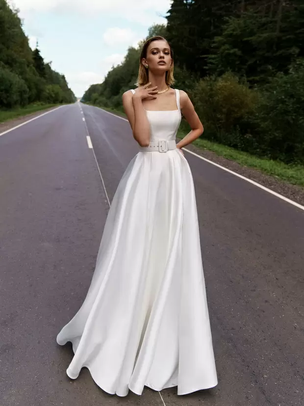 Фото девушки в свадебном платье на середине шоссе.