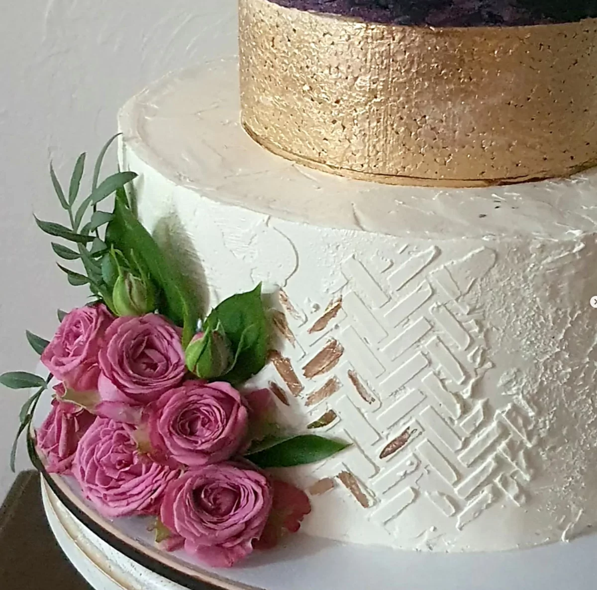 Цветы-и-свадебный-торт.jpg