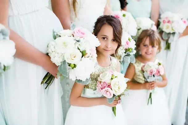 Фото. Подружки невесты и маленькие девочки в белых блатьях с красивыми букетами в пастельных тонах.