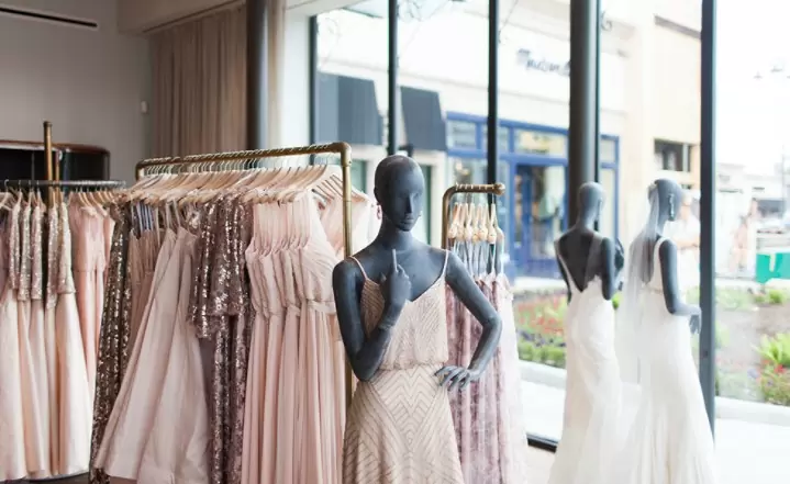 Фото отдела магазина с женскими платьями в едином цвете.