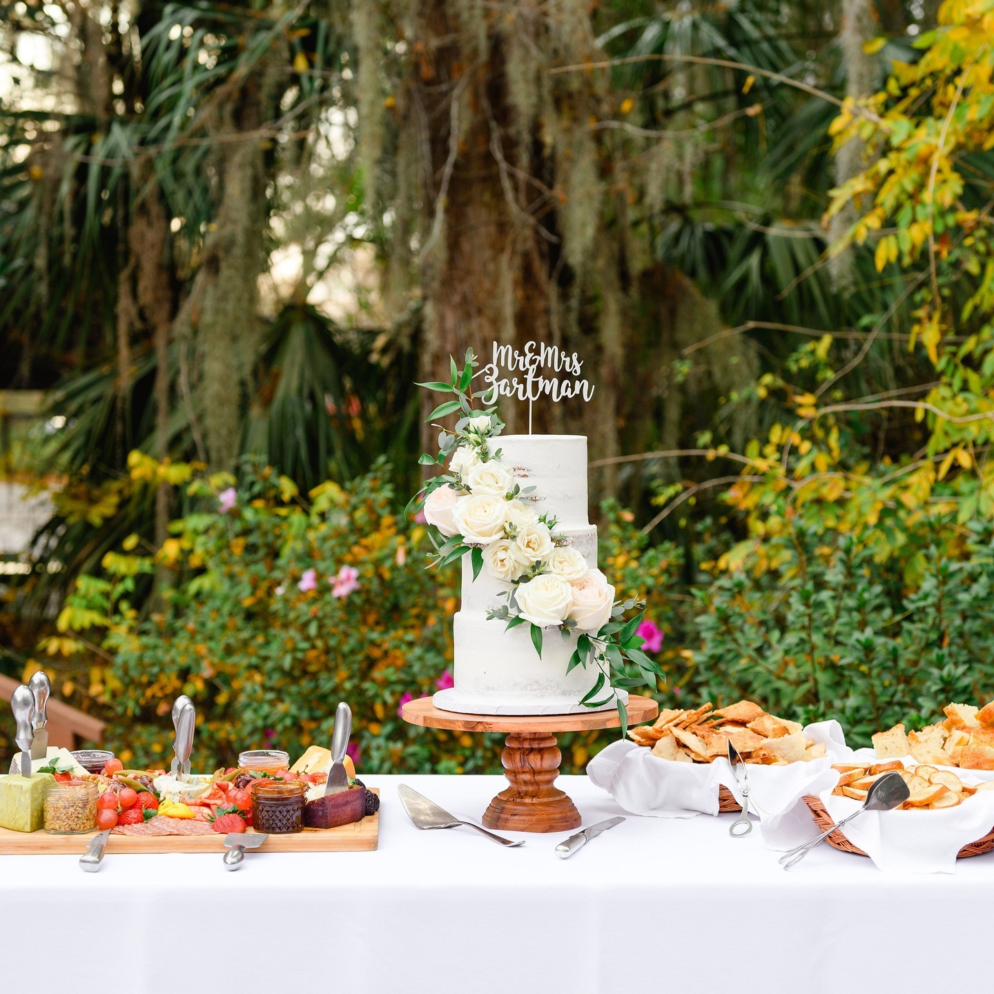 Фото. Свадебный стол с выездным кетерингом на природе.